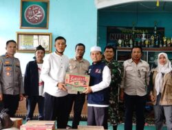 Mewakili Bupati Tanah Datar, Kepala Dinas Sosial Serahkan Bantuan Logistik Terkait Erupsi Gunung Marapi