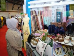 Transaksi di Stand Dekranasda Tanah Datar Capai Puluhan Juta, Bupati Eka Putra Sampaikan Apresiasi