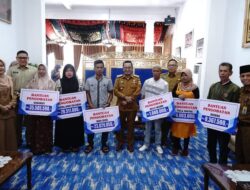 Bupati Eka Putra Serahkan Bantuan Berobat Pasien Yang Dirawat Di RS