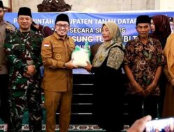 Pemda Tanah Datar Serahkan BLT Dan Beras Untuk Petani Terdampak Erupsi Marapi