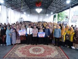 Serahkan Insentif Untuk PTK PAUD Dan Jasa Tutor, Bupati Eka Putra : Ini Merupakan Janjinya Tahun Lalu