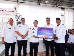 Serahkan Dana Transportasi, Bupati Eka Putra : Permasalahan Tenaga Honorer Hingga 2025 Dituntaskan