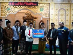 Subuh Berjamaah Di Masjid Baitul Makmur Supanjang, Bupati Eka Putra Beri Bantuan Masjid