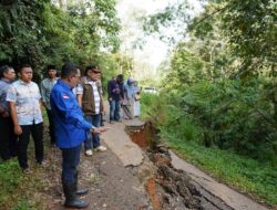 Badan Jalan Terban, Bupati Eka Putra Langsung Tinjau Lokasi