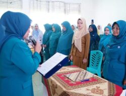 Ny. Lise Eka Putra Lantik Ny. Des Ardiwan Jadi Ketua TPPKK Kecamatan Rambatan