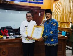 Purna Tugas, Bupati Eka Putra Serahkan SK dan Piagam ASN Yang Pensiun