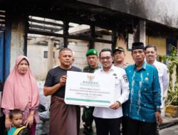 Bupati Eka Putra Besama Baznas Tanah Datar Serahkan Bantuan untuk Korban Kebakaran