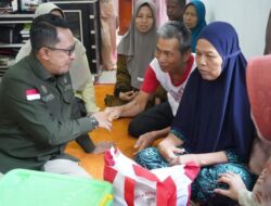 Bupati Eka Putra Beri Motivasi Keluarga Korban Banjir Bandang