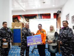 Terima Bantuan dari Pangkoarmada I, Bupati Eka Putra Berharap Pasukan Marinir Terus Bertahan