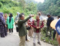 Pasca Banjir Bandang, Bupati Eka Putra Kunjungi Kerusakan Jembatan Akibat Bencana