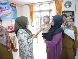Waspadai Rawan Pangan dan Gizi, Ketua TPPKK Kab. Tanah Datar Ny.Lise Eka Putra Berikan Bantuan Paket Sembako Dan Susu Formula