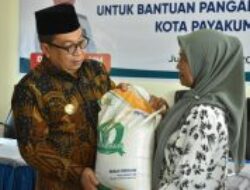 Pj. Wali Kota Payakumbuh Jasman Dt. Bandaro Bendang, Serahkan CBP Sebanyak 7.647 KK Secara Simbolis