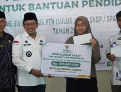 Serahkan Bantuan Pendidikan, Bupati Eka Putra : Tidak Ada Anak Tanah Datar Yang Gagal Masuk PTN Karena Alasan Biaya