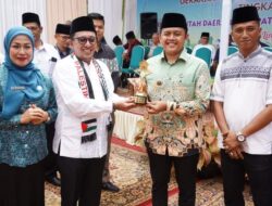 Raih Juara 1 Nasional GKSTTB, Bupati Eka Putra Serahkan Tropi Nagari Tapi Selo LBU