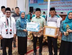 Bupati Eka Putra Didampingi Ketua TPPKK Ny. Lise Eka Putra Serahkan Tropi dan Penghargaan Kepada Nagari Tapi Selo Juara 1 Nasional GKSTTB