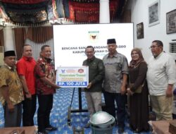 Galodo Berlalu, Bantuan Terus Berdatangan, Kali Ini Restoran Sederhana Grup dan Perantau Lintau Serahkan Bantuan