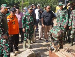 Bupati Eka Putra Tinjau Pemasangan Jembatan Bailey di Nagari Paninjauan