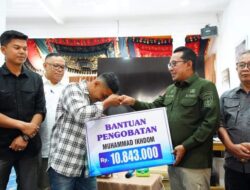 Bupati Eka Putra Serahkan Bantuan Berobat Gratis, Yulizar Dan Isteri Bersyukur Bisa Melihat Kembali