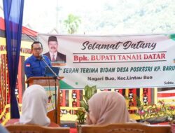 25 Tahun Tidak Ada Bidan, Bupati Eka Putra Serahkan Langsung Bidan Desa Jorong Kampung Baru