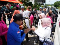 Bupati Dampingi Ketum Bhayangkari dan OASE KIM Kunjungi dan Serahkan Bantuan Korban Bencana di Tanah Datar
