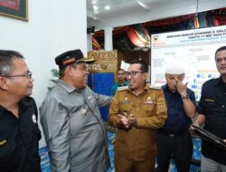 Bupati Padang Pariaman Suhatri Bur Kembali Serahkan Bantuan Bagi Korban Banjir Bandang