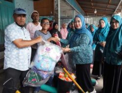 Ketua TPPKK Ny. Lise Eka Putra Serahkan Bantuan Korban Banjir Bandang Marapi