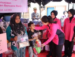 Bayangkari Peduli Bencana, Ny Lise Eka Putra Dampingi Ny Juliati Listyo Sigit Gandeng OASE KIM Kunjungi Korban Bencana