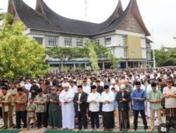 Ikuti Salat Idul Fitri 1445 Hijriah, Ribuan Warga Padati Halaman Balai Kota Payakumbuh
