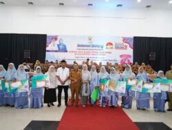 Buka Gebyar 1000 kader PPKBJ, Bupati Eka Putra Serahkan Piagam Penghargaan Kepada Kader yang Sudah Lama Mengabdi