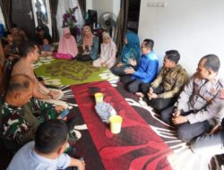 Didampingi Ketua TPPKK, Bupati Eka Putra Kunjungi Salah Satu Keluarga Banjir Bandang