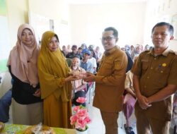 Serahkan Upah Bajak Sawah Gratis, Bupati Eka Putra : Program Ini Akan Tetap Dilanjutkan