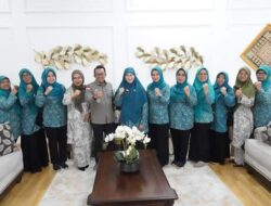 Disaksikan Bupati Tanah Datar, TP PKK Sumbar Salurkan Bantuan Banjir Bandang Tanah Datar