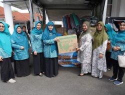 Ketua TPPKK Sumatera Barat Serahkan Bantuan Banjir Bandang, Ny. Lise Eka Putra Sampaikan Terimakasih