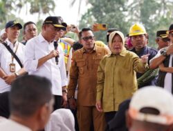 Kunjungi Korban Banjir Bandang Tanah Datar, Menko PMK dan Mensos Serahkan Bantuan