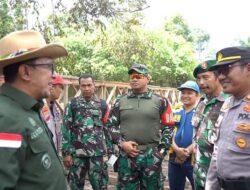 Bupati Eka Putra Tinjau Pembangunan Jembatan Bailey di Sungai Jambu