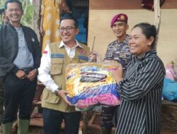 Warga Jorong Panti Mengungsi Di Pondok-pondok, Bupati Eka Putra Serahkan Bantuan