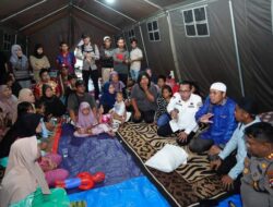 Bupati Eka Putra Kunjungi Posko Pengungsi Jorong Aie Mancu