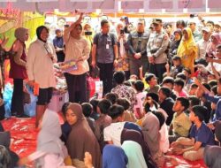 Kunjungi Posko Pengungsian di Prambahan, Mensos Risma Minta Relokasi Tempat Pengungsi