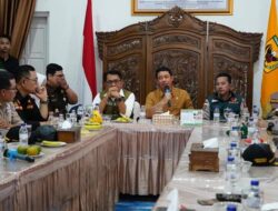 Usai Tinjau Titik Bencana Banjir Bandang, Kepala BNPB Rapat Koordnasi Dengan Bupati Eka Putra