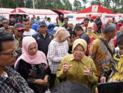 Ny. Lise Eka Putra Dampingi Mensos RI Kunjungi Posko Pengungsi Korban Banjir Bandang