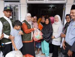 Ny. Lise Eka Putra Dampingi Ketua LKKS Sumbar Serahkan Bantuan Bagi Korban Terdampak Banjir Bandang