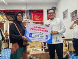 Serahkan Bantuan Berobat Gratis, Bupati Eka Putra : Yang Sakit Bisa Berobat