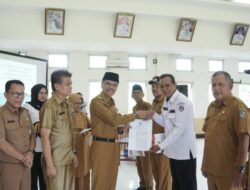Bupati Lima Puluh Kota Serahkan SK Perpanjangan Masa Jabatan Enam Wali Nagari