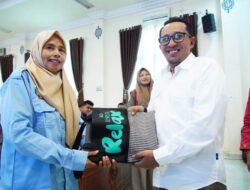 Bupati Eka Putra Serahkan Tablet Untuk 50 Orang Petugas SDM PKH