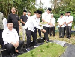 Bentuk Penghargaan Terhadap Seorang Yang Pernah Menjadi Pemimpin, Bupati Eka Putra Ziarah Ke Makam H. Irdinansyah Tarmizi (Alm)