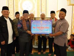 Bupati Eka Putra Serahkan Dana Bantuan untuk Masjid Raudhatul Muttaqin di Sikaladi
