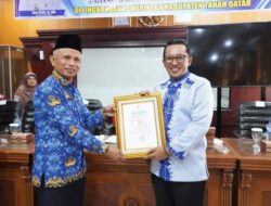 Purna Tugas, Bupati Eka Putra Serahkan Piagam Penghargaan