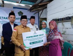 Melalui BAZNAS Tanah Datar, Bupati Eka Putra Serahkan Bantuan Rehap RTLH dan Letakkan Batu Pertama