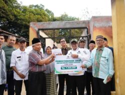 Didampingi Ketua Baznas Tanah Datar, Bupati Eka Putra Serahkan Bantuan Kebakaran