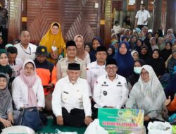 Didampingi Bupati Eka Putra, Gubernur Mahyeldi Serahkan bantuan Sembako